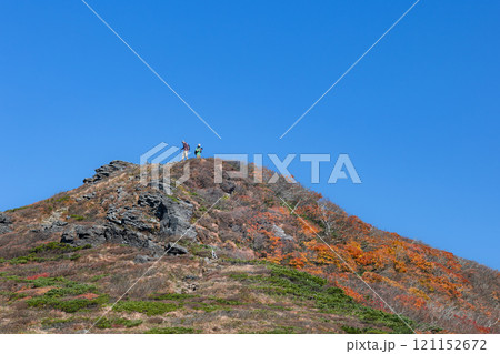 紅葉の頃の登山東栗駒山コース 121152672