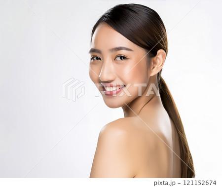 肌の潤いを実感する若い女性のイメージ素材 121152674