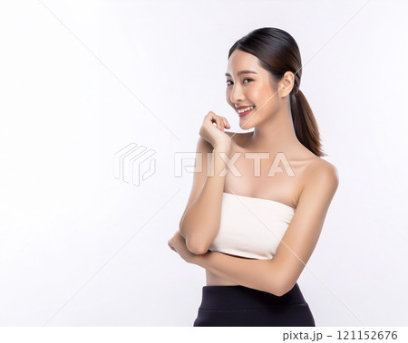 肌の潤いを実感する若い女性のイメージ素材 121152676