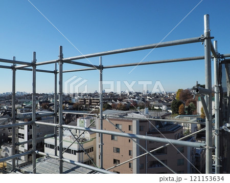 マンション改修工事足場の頂上、東京都大田区山王 マンション改修工事足場の頂上、東京都大田区山王 121153634