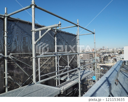マンション改修工事足場の頂上と屋上、東京都大田区山王 マンション改修工事足場の頂上と屋上、東京都大田区山王 121153635