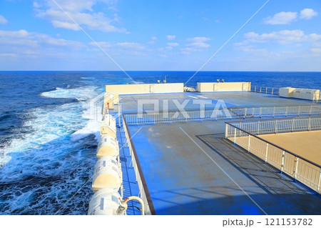 躍動感ある海面の波飛沫 121153782