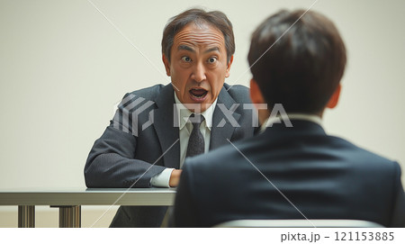 圧迫面接をするビジネスマン 121153885