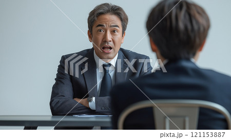 圧迫面接をするビジネスマン 121153887