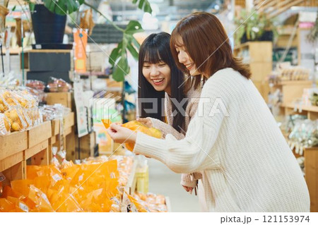 マーケットでショッピングを楽しむ女性たち マーケットでショッピングを楽しむ女性たち 121153974