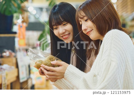 マーケットでショッピングを楽しむ女性たち マーケットでショッピングを楽しむ女性たち 121153975