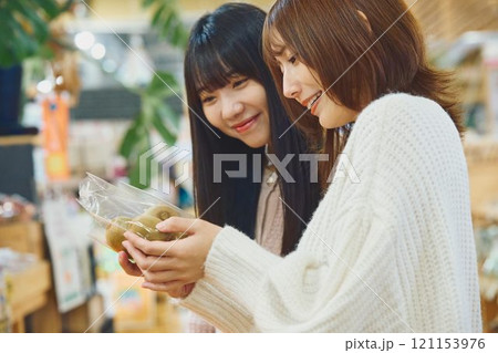 マーケットでショッピングを楽しむ女性たち マーケットでショッピングを楽しむ女性たち 121153976