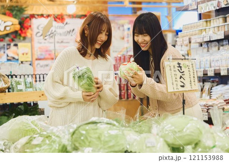 マーケットでショッピングを楽しむ女性たち マーケットでショッピングを楽しむ女性たち 121153988