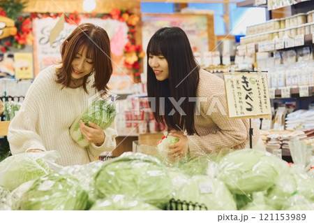 マーケットでショッピングを楽しむ女性たち マーケットでショッピングを楽しむ女性たち 121153989