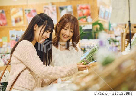 マーケットでショッピングを楽しむ女性たち マーケットでショッピングを楽しむ女性たち 121153993