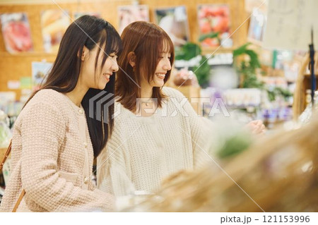 マーケットでショッピングを楽しむ女性たち 121153996
