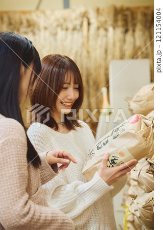お米を選ぶ女性たち 121154004