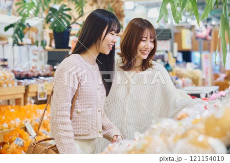 マーケットでショッピングを楽しむ女性たち 121154010