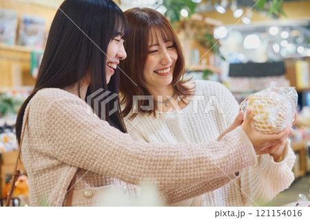 マーケットでショッピングを楽しむ女性たち マーケットでショッピングを楽しむ女性たち 121154016