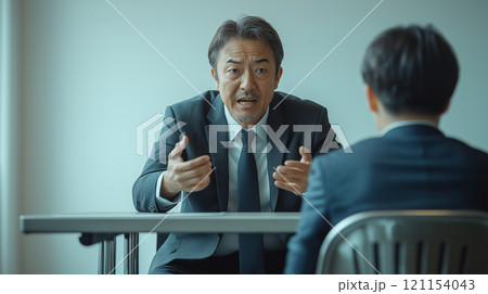 圧迫面接をするビジネスマン 121154043