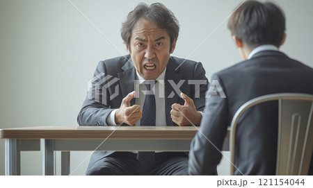 圧迫面接をするビジネスマン 121154044
