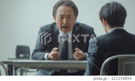 圧迫面接をするビジネスマン 121154054