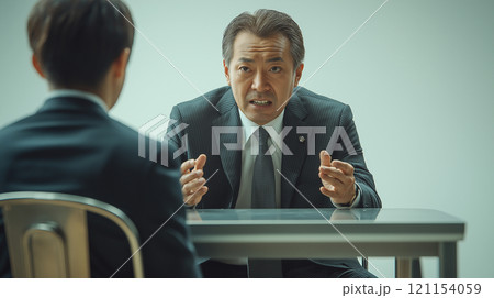 圧迫面接をするビジネスマン 121154059