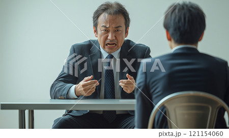 圧迫面接をするビジネスマン 121154060