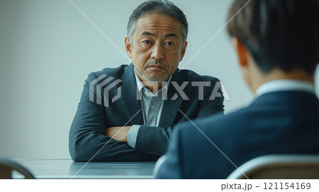 圧迫面接をするビジネスマン 121154169