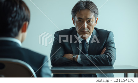 圧迫面接をするビジネスマン 121154176