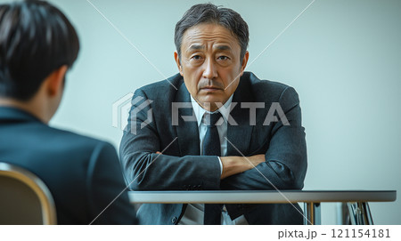 圧迫面接をするビジネスマン 121154181