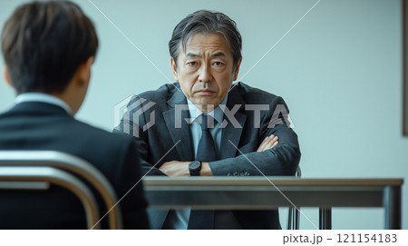 圧迫面接をするビジネスマン 121154183