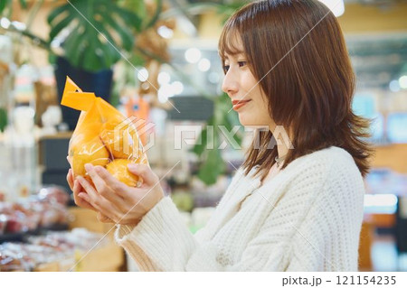 買い物する若い女性 121154235