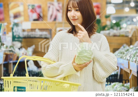 買い物する若い女性 121154241