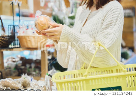 買い物する若い女性 121154242