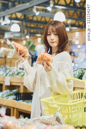 買い物する若い女性 買い物する若い女性 121154247