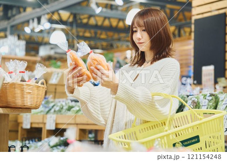 買い物する若い女性 121154248