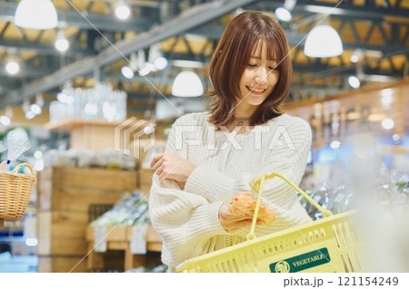買い物する若い女性 買い物する若い女性 121154249
