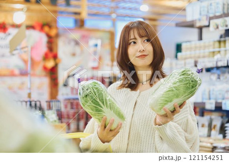 買い物する若い女性 買い物する若い女性 121154251