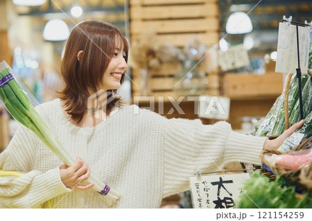 買い物する若い女性 121154259