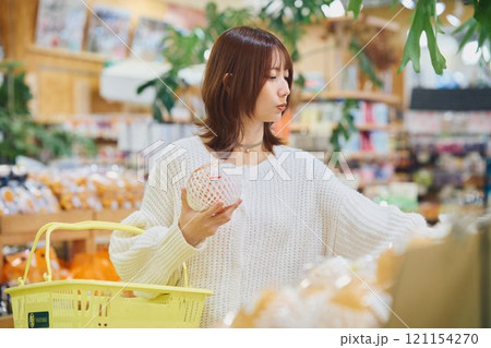 買い物する若い女性 121154270