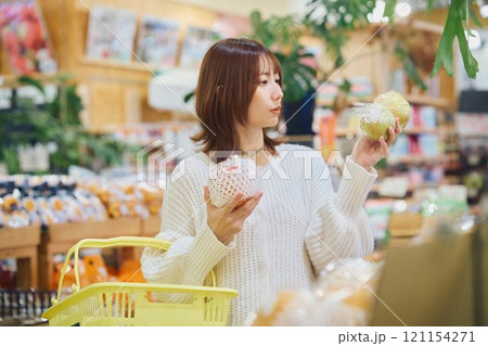 買い物する若い女性 121154271