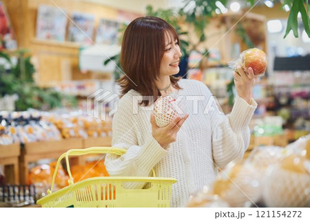 買い物する若い女性 121154272