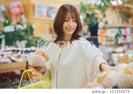 買い物する若い女性 121154273