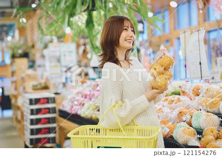 買い物する若い女性 121154276