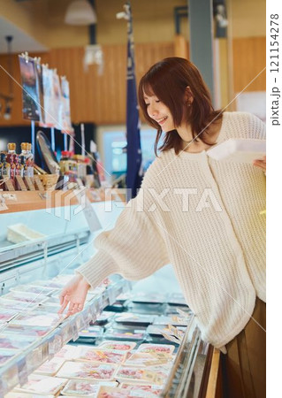 買い物する若い女性 買い物する若い女性 121154278