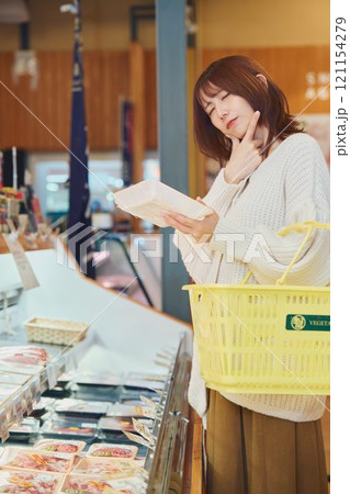 買い物する若い女性 買い物する若い女性 121154279