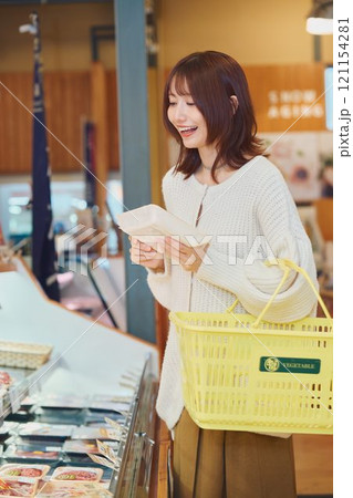 買い物する若い女性 121154281