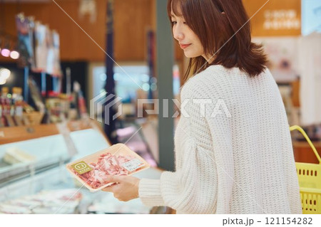 買い物する若い女性 121154282
