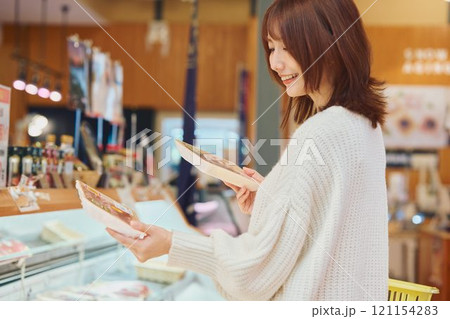 買い物する若い女性 121154283