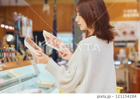 買い物する若い女性 121154284
