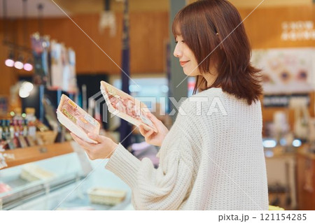 買い物する若い女性 買い物する若い女性 121154285