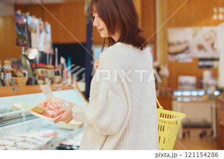 買い物する若い女性 121154286