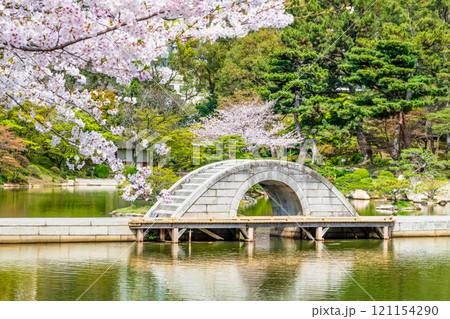 広島 春の縮景園　濯纓池と跨虹橋 121154290