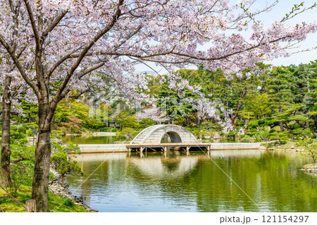 広島 春の縮景園 濯纓池と跨虹橋 広島 春の縮景園 濯纓池と跨虹橋 121154297
